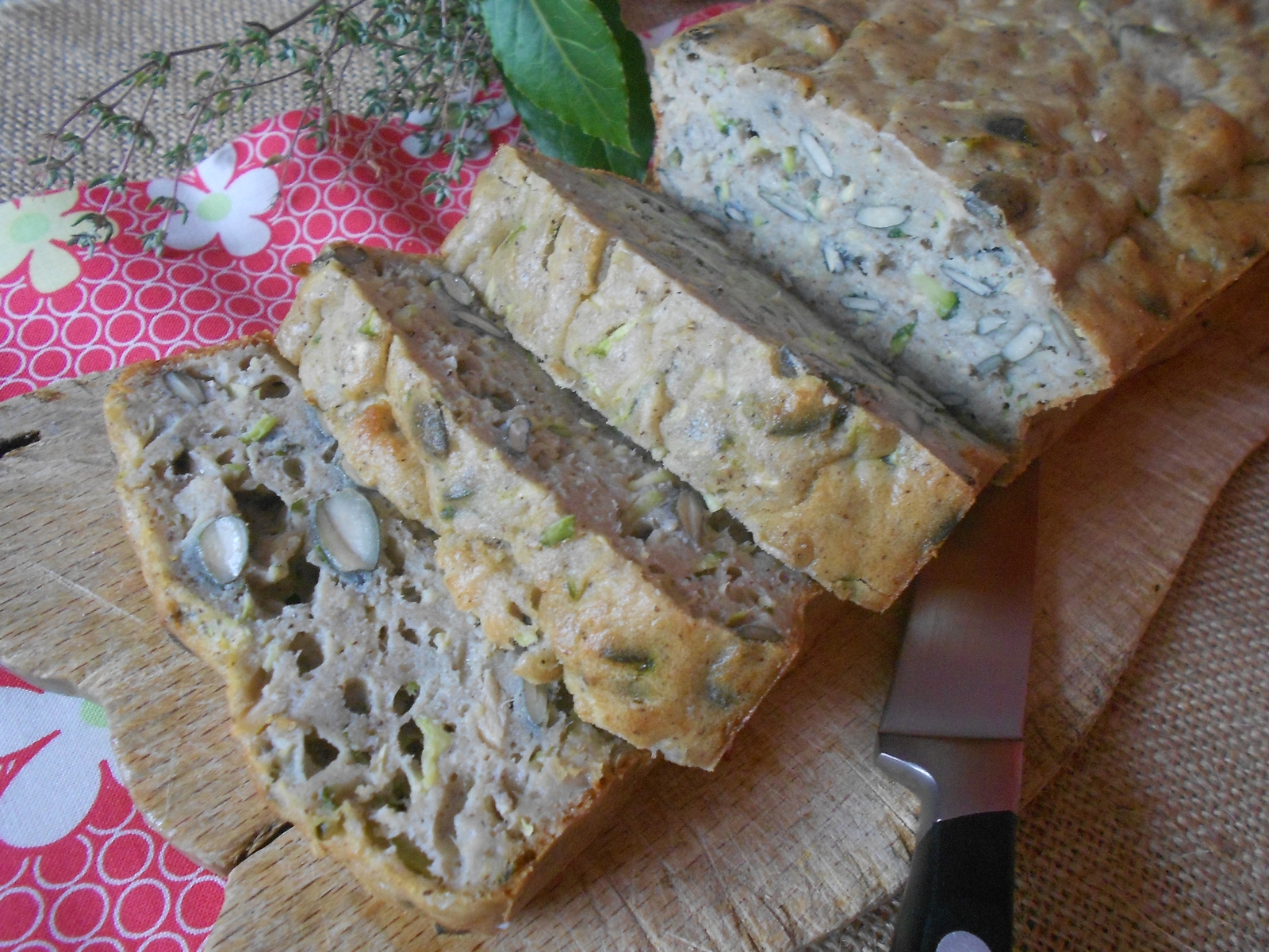 un cake salé sans gluten aux courgettes