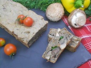 un cake salé sans gluten aux champignons